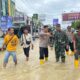 Komandan Korem (Danrem) 011/Lilawangsa Kolonel Kav Kapti Hertantyawan meninjau kondisi banjir di Kecamatan Lhoksukon, Aceh Utara. Waspada/Ist