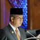 Asisten Administrasi Umum Sekda Aceh, Iskandar AP, saat menyampaikan sambutan Pj Gubernur Aceh pada Rapat Paripurna DPR Aceh dalam rangka Penyampaian Penjelasan Rancangan Qanun Aceh tentang Pajak Aceh dan Retribusi Aceh, di Gedung Utama DPRA, Kamis (7/12) malam. (Waspada/Zafrullah)