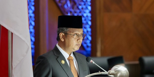 Asisten Administrasi Umum Sekda Aceh, Iskandar AP, saat menyampaikan sambutan Pj Gubernur Aceh pada Rapat Paripurna DPR Aceh dalam rangka Penyampaian Penjelasan Rancangan Qanun Aceh tentang Pajak Aceh dan Retribusi Aceh, di Gedung Utama DPRA, Kamis (7/12) malam. (Waspada/Zafrullah)