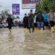 Pj Bupati Aceh Utara saat meninjau banjir. Waspada/Ist
