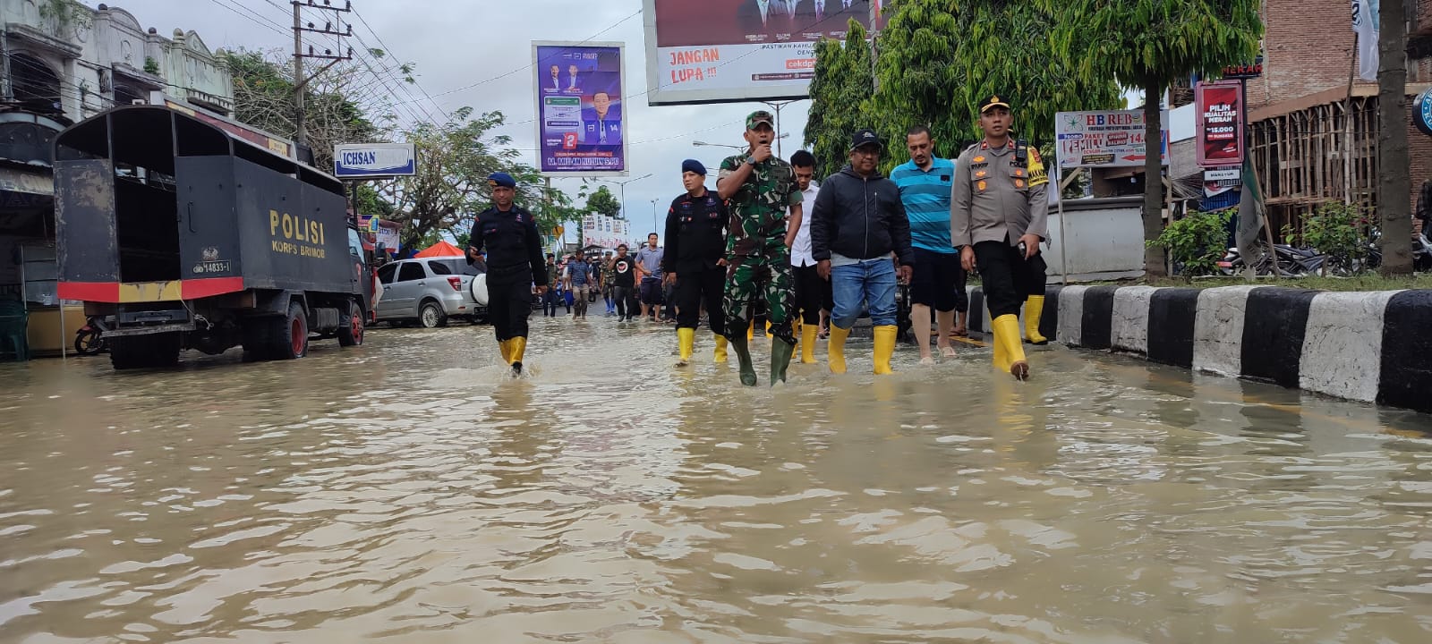 Pj Bupati Aceh Utara saat meninjau banjir. Waspada/Ist