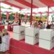Koordinator Divisi Teknis Penyelenggara KPU Tapsel, Efendi Rambe memantau proses pemungutan suara pada simulasi TPS Real Putungsura dan Penggunaan Sirekap di TPS 04 Sipirok, Tapsel, Rabu (27/12). Waspada/Mohot Lubis.