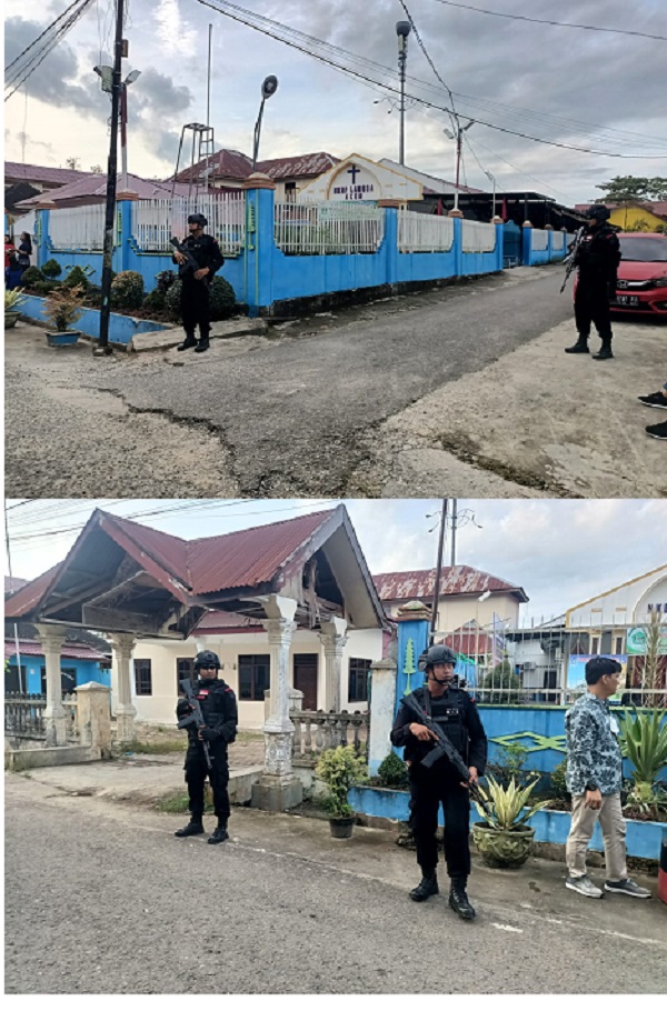 Tampak personel Brimob Kompi 2 Batalyon B Pelopor Aramiyah, Satuan Brimob Polda Aceh, saat mengamankan rumah ibadah Gereja HKBP, di Gampong Jawa, Kecamatan Langsa Kota, Kamis (7/12). Waspada/Rapian.