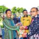 Pj.Wali Kota Padangsidimpuan, Dr. Letnan Dalimunthe (kanan) menyerahkan bibit padi kepada salah seorang petani di Pendopo Kantor Walikota, Jl.Sudirman, Padangsidimpuan, Kamis (7/12). Waspada/ist.