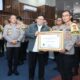 Kapolres Sibolga, AKBP Taryono Raharja menerima penghargaan secara simbolis dari Anggota Ombudsman RI, Dadan S. Suharmawijaya didampingi oleh Kapolda Sumut Irjen Pol Agung Setya Imam Effendi dalam acara Penganugerahan Predikat Kepatuhan Standar Pelayanan Publik tingkat Provinsi Sumatera Utara, di Gedung Aula Catur Prasetya, Polda Sumut Rabu (27/12). Waspada/ist