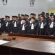 Ketua Pengadilan Tinggi Banda Aceh (KPT BNA) Suharjono melantik dan mengambil sumpah 31 Advokad yang tergabung dalam organisasi KAI di gedung balai Tgk Cik Ditiro Banda Aceh, Rabu (27/12/23). (Waspada/T.Mansursyah)
