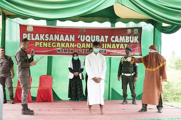 Petugas Kejari Aceh Timur mengeksekusi terpidana zina di Idi Rayeuk, Aceh Timur, Kamis (7/12). Waspada/Ist.