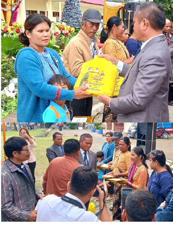 Bupati Simalungun diwakili Sekda Esron Sinaga saat menyerahkan bingkisan kepada anak yatim dan orang tua jompo. (Waspada/ist).