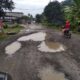 Ruas jalan di Kel. Kwala Begumit Kec Binjai Kab. Langkat menuju Kec. Selesai yang rusak parah. Waspada/Abdul Hakim 