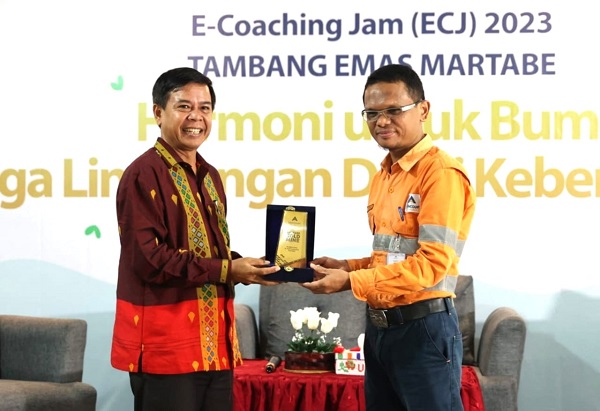 General Manager Operations PT AR, Rahmat Lubis (kanan) memberikan cindera mata kepada Rektor UM Tapsel, Mohammad Darwis pada acara ECJ 2023 PT AR di Aula UM Tapsel, Padangsidimpuan, Kamis (7/12). Waspada/Mohot Lubis.