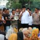 Bupati Madina, HM Jafar Sukhairi Nasution saat menjumpai tenaga guru honor yang unjuk rasa ke rumah dinas bupati di Desa Parbangunan, Rabu (27/12). (Waspada/Sarmin Harahap)