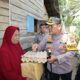 Kapolres Padangsidimpuan AKBP Dudung Setyawan pada program Jum'at Berkah serahkan bantuan kepada warga Desa Aek Bayur. (Waspada/Ist)