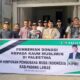BPC HIPMI Padanglawas foto bersama usai penyerahan bantuan donasi untuk Muslim Palestina, korban peperangan akibat serangan zionis Israel. (Waspada/Idaham Butar Butar)