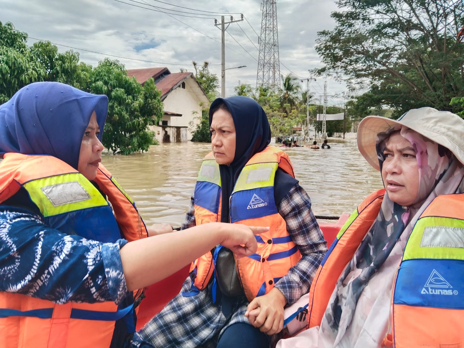 Pj Bupati Aceh Utara Bersama Istri Tinjau Banjir Di Lhoksukon Pj Bupati Aceh Utara Bersama Istri Tinjau Banjir Di Lhoksukon