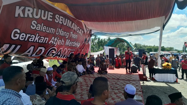 Ketua Dewan Pimpinan Wilayah-Partai Aceh (DPW-PA) Aceh Utara, Muhammad Jhoni, Senin (4/12) pagi memberikan sambutan pada acara peringatan Milad ke-47 GAM di Lapangan Cluster 1 PT Pema Global Energi (PHE). Waspada/Maimun Asnawi