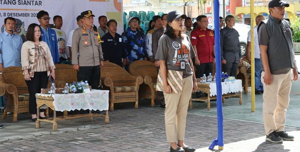 Kapolres AKBP Yogen Heros Baruno (dua kiri) menghadiri apel siaga deklarasi kampanye damai Pemilu 2024 yang berlangsung di lapangan parkir pariwisata, Jl. Merdeka, Jumat (8/12).(Waspada-Ist).
