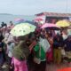 Petugas GPM Dinas Pangan diserbu masyarakat, saat mendistribusikan paket sembako dengan konsep Pasar Terapung, di Desa Ujung Sialit, Suka Makmur dan Desa Haloban Kec. PBB, Minggu (10/12). WASPADA/Ariefh