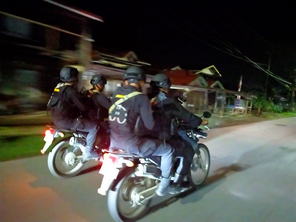Personel Brimobda Polda Aceh yang di BKO kan ke Simeulue melakukan patroli penjagaan APK yang terpasang di sejumlah ruas jalan umum di pulau Simeulue. Dini hari tadi malam (11/12). Waspada/ist