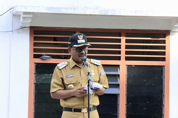 Wali kota Drs H Amir Hamzah M AP pada apel pagi, mengingatkan kepada Camat dan Lurah untuk meningkatkan pemungutan pajak.(Waspada/Ist).