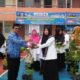 Ketua PGRI Banda Aceh Zulfikar menyerahkan pohon kepada Kepala Sekolah dalam rangka HUT Ke 78 PGRI dan HGN Tahun 2023, di Sekretariat PGRI Banda Aceh di SMA Negeri 15 Adidarma Banda Aceh, Kamis (30/12/23). ( Waspada/T.Mansursyah)