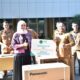 Direktur RSUD Langsa, dr Helmiza Fahry, Sp.OT, didampingi Kabag Keuangan, Maimun ST, MSM, saat menerima tiga unit AC dari Pimpinan BSI KCP 2 Langsa, Hanna Nur, di halaman RSUD Langsa dalam apel pagi, Senin (11/12). Waspada/Rapian