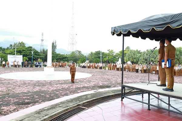 Asisten Administrasi Umum Sekdakab Aceh Besar Jamaluddin bertindak selaku Pembina Apel Gabungan Organisasi Perangkat Daerah dalam rangka memperingati Hari Anti Korupsi se-Dunia (Hakordia) Tahun 2023 di halaman Kantor Bupati Aceh Besar, Senin (11/12). (Waspada/Ist)