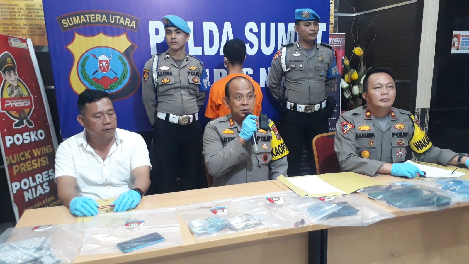 Kapolres Nias, AKBP Luthfi didampingi Wakapolres Nias, Kompol SK. Harefa serta Kasat Reskrim, AKP Iskandar Ginting saat memberikan keterangan pers terkait pembunuhan pengusaha telur di Gunungsitoli, Senin (4/12). Waspada/Bothaniman Jaya Telaumbanua