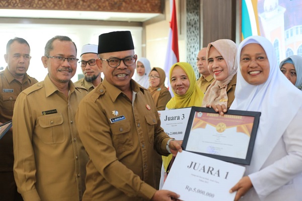 Pelaku inovasi daerah mendapat hadiah dan penghargaan dari Pemerintah Kabupaten Aceh Utara,. Senin (11/12). Waspada/ist
