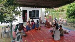 Para pelayat sedang melayat di rumah duka, Ngatmini diduga tewas dianiaya oleh anak kandungnya yang merupakan pasien Narkoba rehab jalan. Waspada/Sapriadi