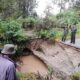 Jalan Tambokan Desa Lumban Sintong, Kecamatan Pagaran, Kabupaten Taput putus diterjang banjir, Selasa (12/12) sekitar pukul 1.00 Wib dini hari. Waspada/Hotbin Purba