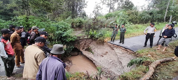 Jalan Tambokan Desa Lumban Sintong, Kecamatan Pagaran, Kabupaten Taput putus diterjang banjir, Selasa (12/12) sekitar pukul 1.00 Wib dini hari. Waspada/Hotbin Purba
