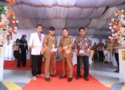 Pj Wali Kota Banda Aceh, Amiruddin, didampingi Plt Direktur RSUD Meuraxa, Riza Muliadi, menggunting pita tanda diresmikannya Cath Lab di rumah sakit tersebut. (Waspada/Zafrullah)