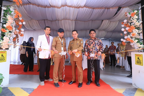 Pj Wali Kota Banda Aceh, Amiruddin, didampingi Plt Direktur RSUD Meuraxa, Riza Muliadi, menggunting pita tanda diresmikannya Cath Lab di rumah sakit tersebut. (Waspada/Zafrullah)