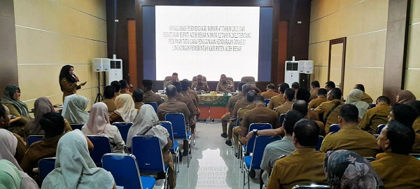 Asisten I Sekdakab Aceh Besar, Farhan AP, membuka Sosialisasi Pengelolaan Barang Milik Daerah di Aula H Sanusi Wahab, Kantor Bupati Aceh Besar, Selasa (12/12). (Waspada/Ist)