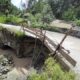 Jalan Tobing di Desa Hasibuan, Kecamatan Pagaran, Kabupaten Taput dipasang papan pengaman di pinggir yang longsor akibat diterjang banjir pada Selasa (12/12) malam. Waspada/Hotbin Purba.