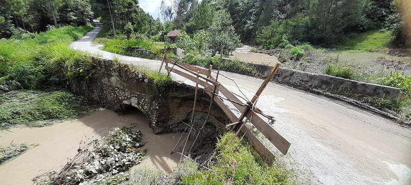 Jalan Tobing di Desa Hasibuan, Kecamatan Pagaran, Kabupaten Taput dipasang papan pengaman di pinggir yang longsor akibat diterjang banjir pada Selasa (12/12) malam. Waspada/Hotbin Purba.
