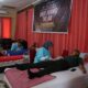 Personel Kodim 0117/ Aceh Tamiang saat mendonorkan darah dalam kegiatan baksos yang dilaksanakan Kodim Aceh Tamiang di wisma Jeumpa PT Pertamina Rantau,Selasa (12/12).(Waspada/Yusri).