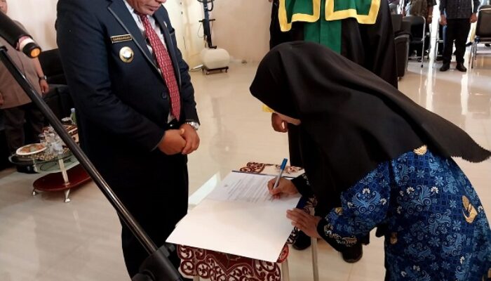 Pj Bupati Abdya Ambil Sumpah 121 Fungsional Guru