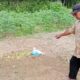 Salah satu kerabat korban memperlihatkan kuburan Ngatmini, yang meninggal karena dianiaya anak kandung, di Desa Sei Kamah, Kec Seidadap, Kab Asahan. Waspada/Sapriadi