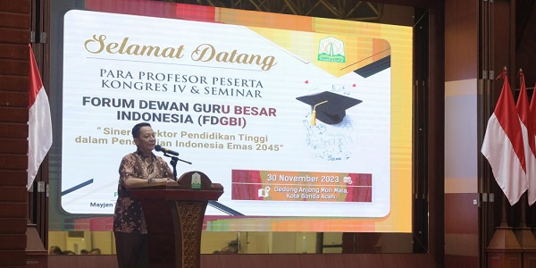 Penjabat Gubernur Aceh Achmad Marzuki saat memberikan sambutan pada jamuan makan malam bersama Peserta Kongres dan Seminar Forum Dewan Guru Besar Indonesia (FDGBI), di Anjong Mon Mata, Banda Aceh, Kamis (30/11) malam. (Waspada/Ist)