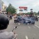 Puluhan mahasiswa yang tergabung dalam barisan Himpunan Mahasiswa Sistem Informasi (Himasi) melakukan aksi unik ketika menggalang dana bantuan untuk Palestina dengan cara bernyanyi dan Berjoget di tengah Simpang lampu merah Kec. Banda Sakti Kota Lhokseumawe, Selasa (12/12). Waspada/Zainuddin Abdullah
