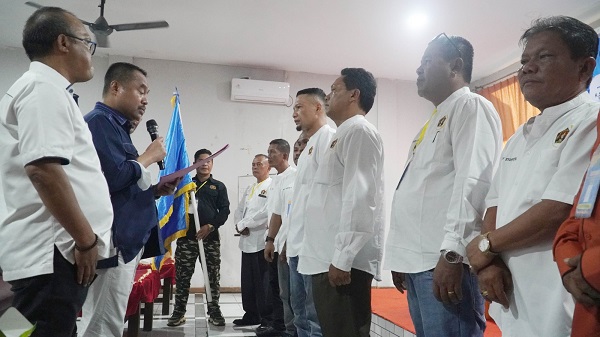 KETUA PWI Sumut Farianda Putra Sinik memberi arahan kepada Ketua PWI Langkat terpilih M Darwis Sinulingga berserta jajaran pengurus. Waspada/Ist
