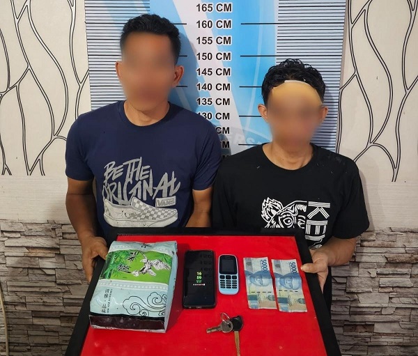 Kedua tersangka bersama barang bukti sabu saat diamankan di Mapolres Langsa, Rabu (13/12). Waspada/dede