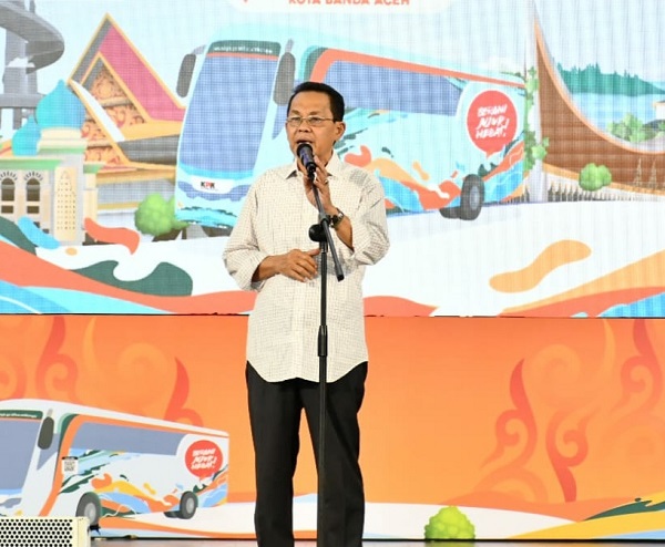 Pj Wali Kota Banda Aceh, Amiruddin, menyampaikan sambutan usai menyaksikan pemberian penghargaan dalam rangka Harkodia 2023 secara daring di pendopo Wali kota. (Waspada/Zafrullah)