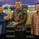 Plt Kepala DPUTR Sofian Purba (kiri) menerima materi teknis RDTR, Ranperkada dan dokumen KLHS dari Direktur Perencanaan Ruang Kementerian ATR/BPN Pelopor (kanan) saat ekspos di Kota Pekanbaru, Prov. Riau, Selasa (12/12).(Waspada/Ist).
