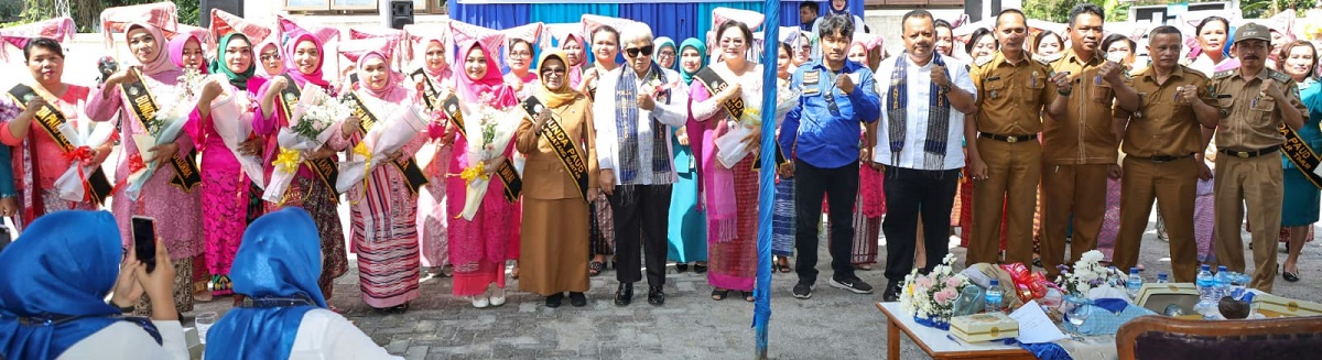 Wali Kota Susanti Dewayani (tujuh kiri) pose bersama Pokja Bunda PAUD dan Bunda PAUD kelurahan usai mengukuhkan Pokja Bunda PAUD dan Bunda PAUD kelurahan 2023 itu di kantor Lurah Nagapitu, Jl. Rabbaik Purba, Selasa (12/12).(Waspada-Ist).