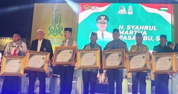 Syahrul Pasaribu (tengah) menerima penghargaan dari Al Washliyah bersama para tokoh, ulama, pejabat dan mantan pejabat lainnya. (Waspada/Ist)