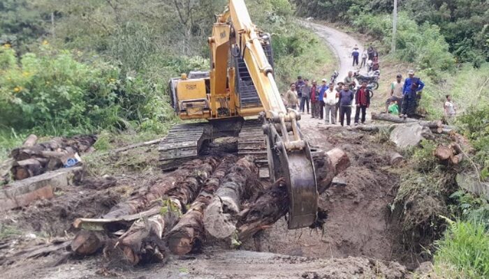 Warga Bangun Jembatan Darurat Di Jalan Tambokan