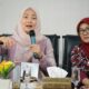 Pj Ketua Tim Penggerak PKK Aceh yang juga Wakil Ketua Tim PPS Ayu Marzuki didampingi Kepala Perwakilan BKKBN Aceh Safrina Salim sedang memberikan penjelasan dalam rapat koordinasi terkait pencegahan stunting di Aula BKKBN Aceh, Selasa (12/12/23). (Waspada/T.Mansursyah)