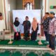 Pemotongan pita tanda peresmian Yayasan Istana Cendekia Insani dilakukan seorang anak yatim. (Waspada/ Ibnu Sa'dan).